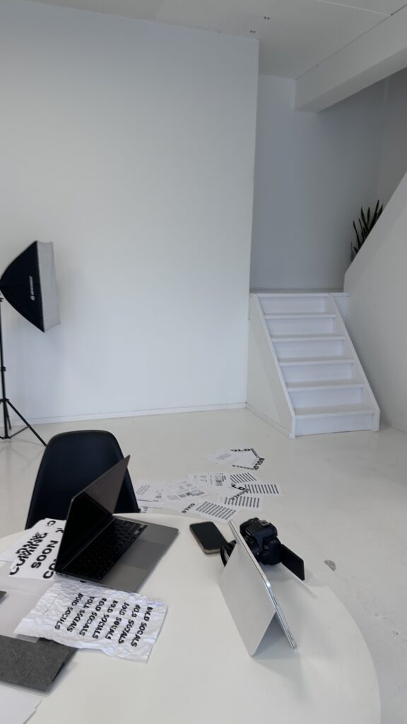 Detailfoto van werkplek tijdnes content shoot - social media bureau Bold Socials