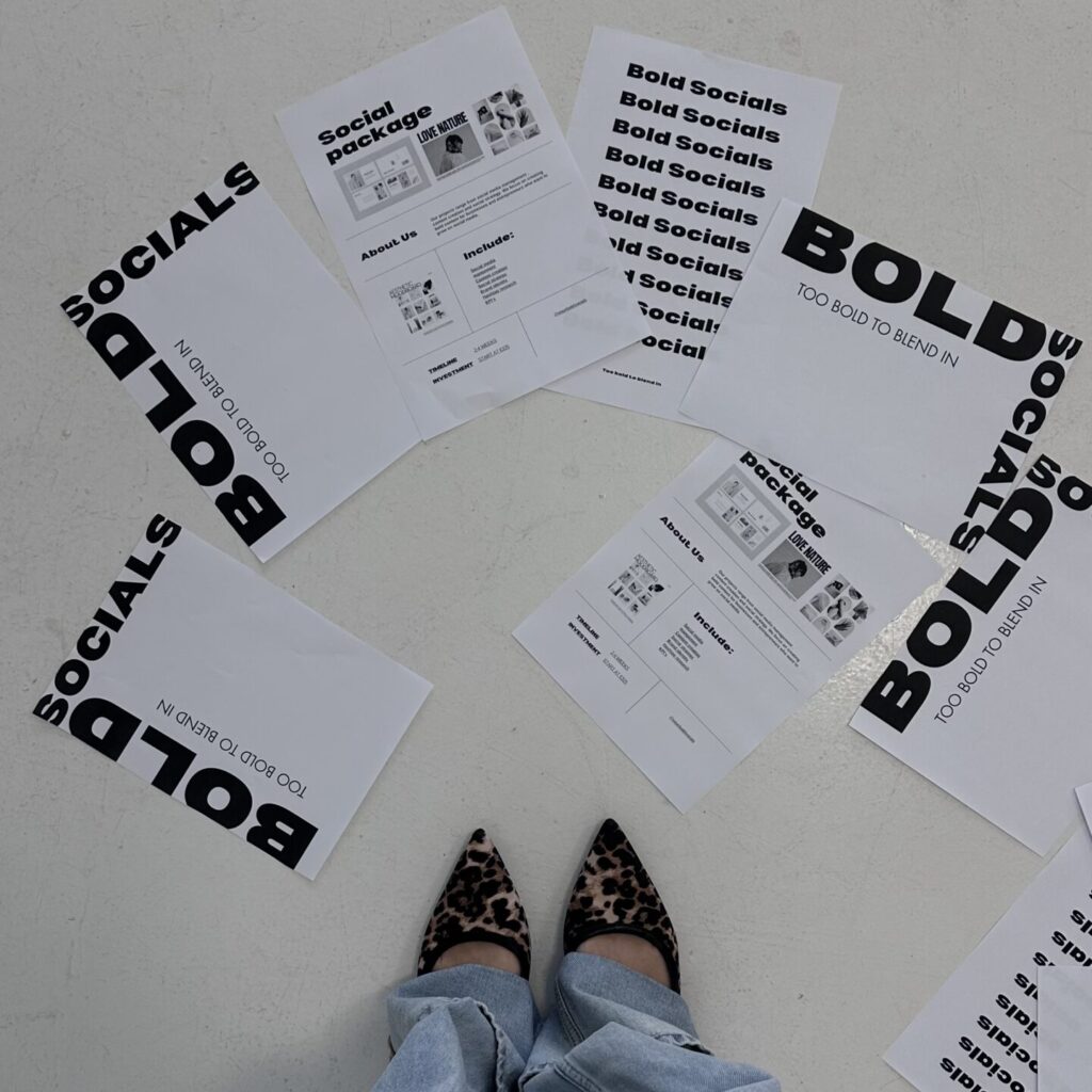 Social media strateeg en ondernemer brainstormt over contentcreatie bij Bold Socials