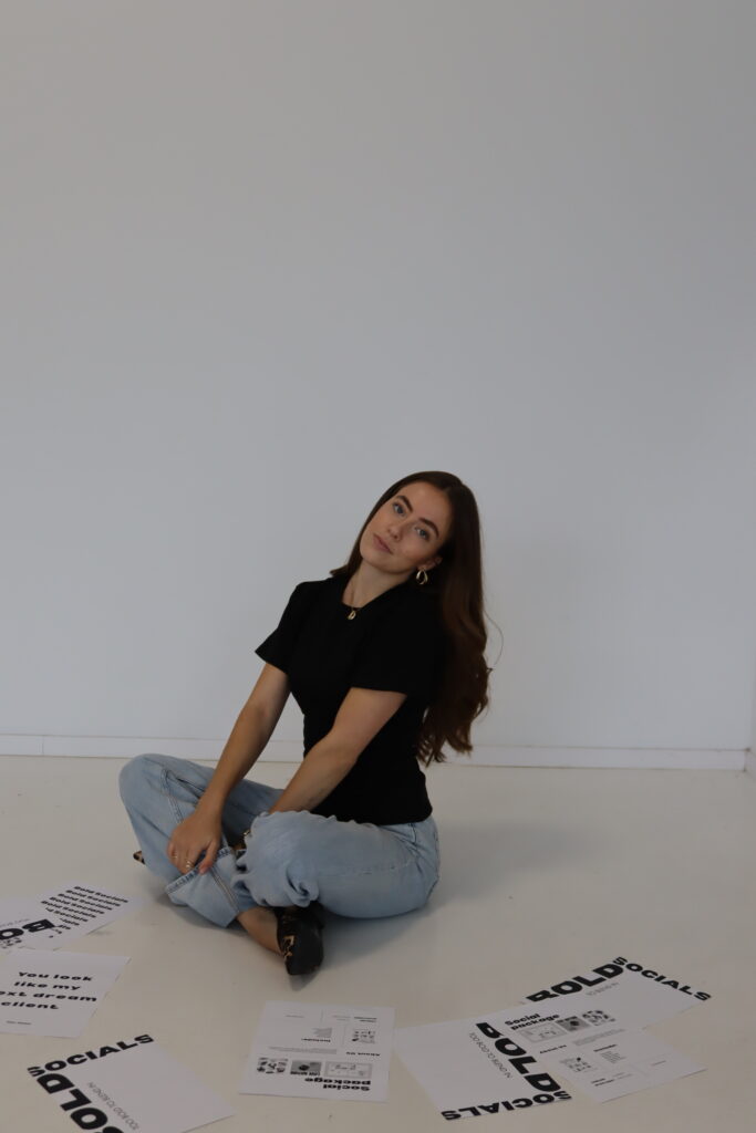 Lifestyle foto van social media expert die werkt aan merkstrategie voor ondernemers