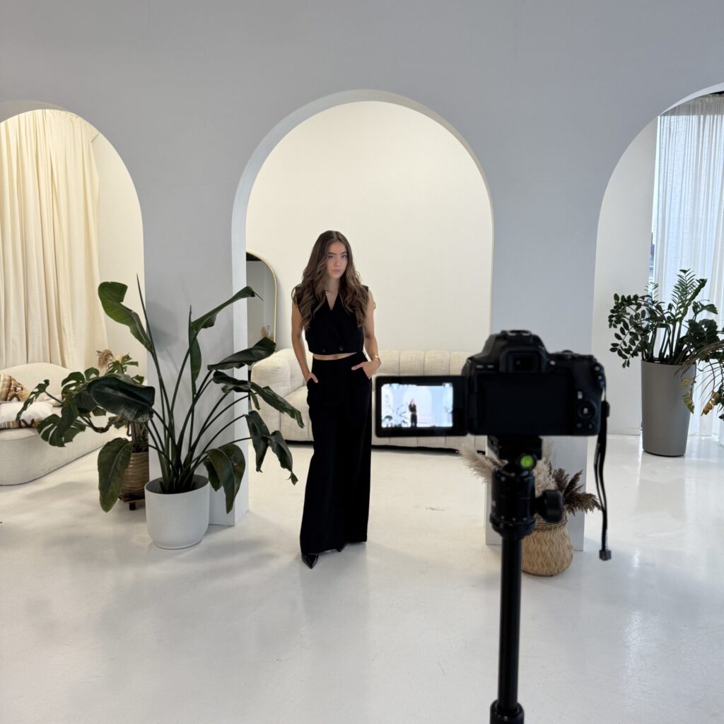 Social media expert poseert professioneel voor camera.