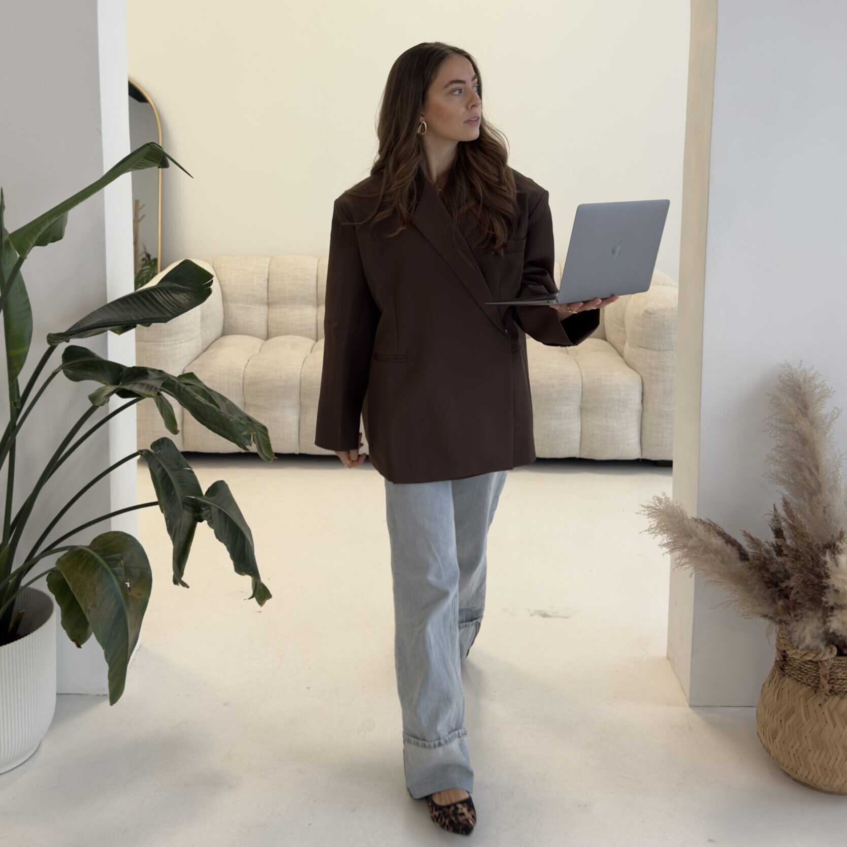 Vrouwelijke ondernemer met laptop - Bold Socials content creatie sessie